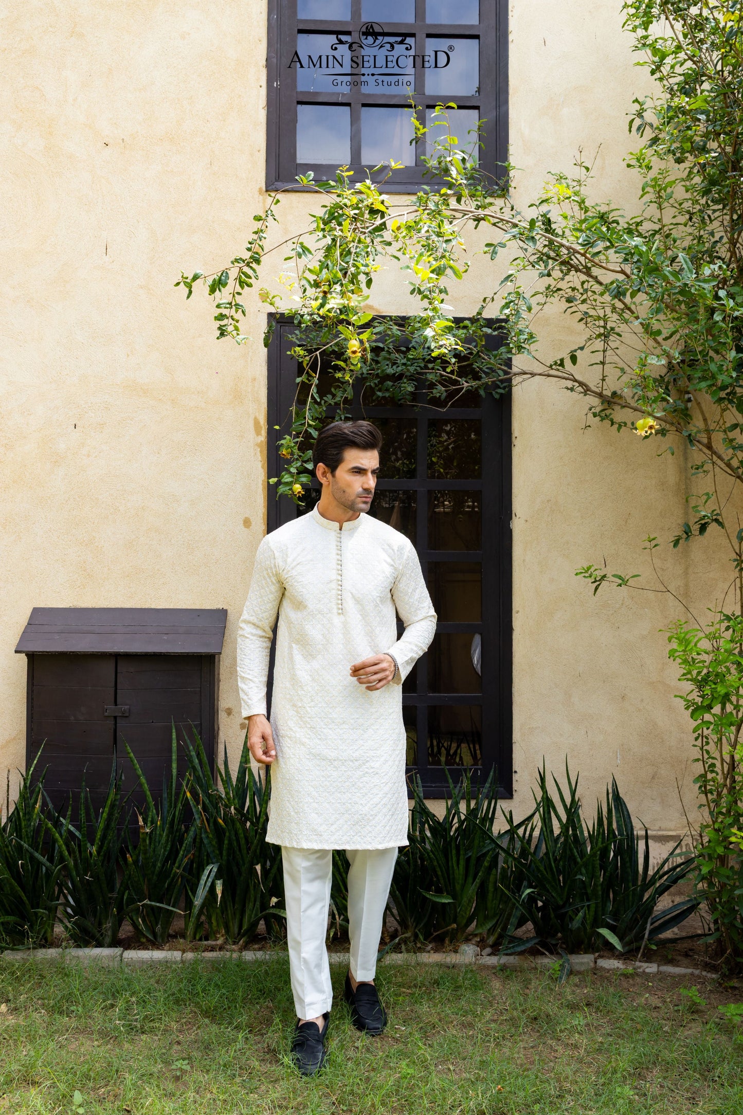 AK 06 OFF-WHITE EMBROIDERED KURTA PAJAMA - Amin Selected