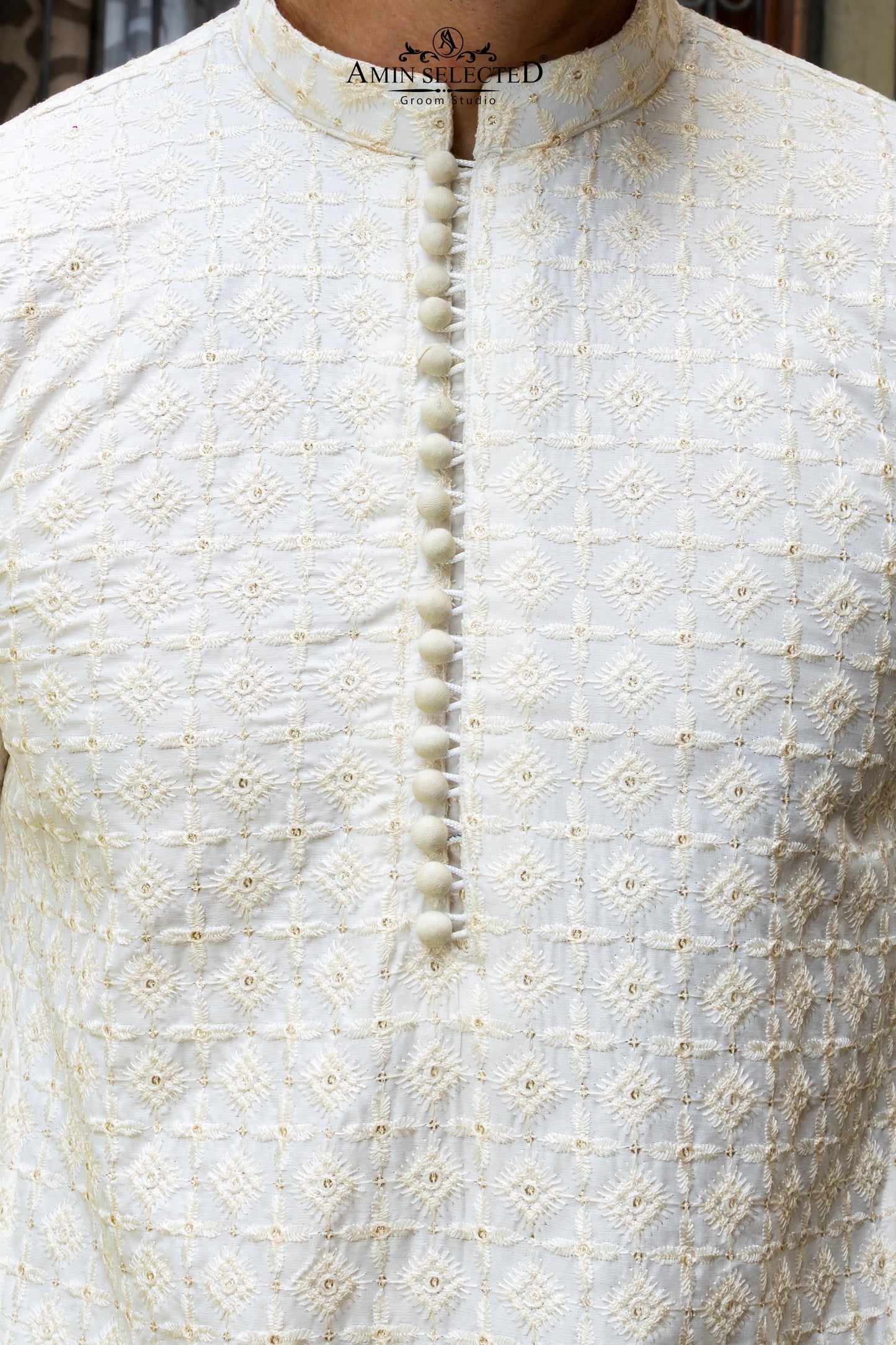 AK 06 OFF-WHITE EMBROIDERED KURTA PAJAMA - Amin Selected 