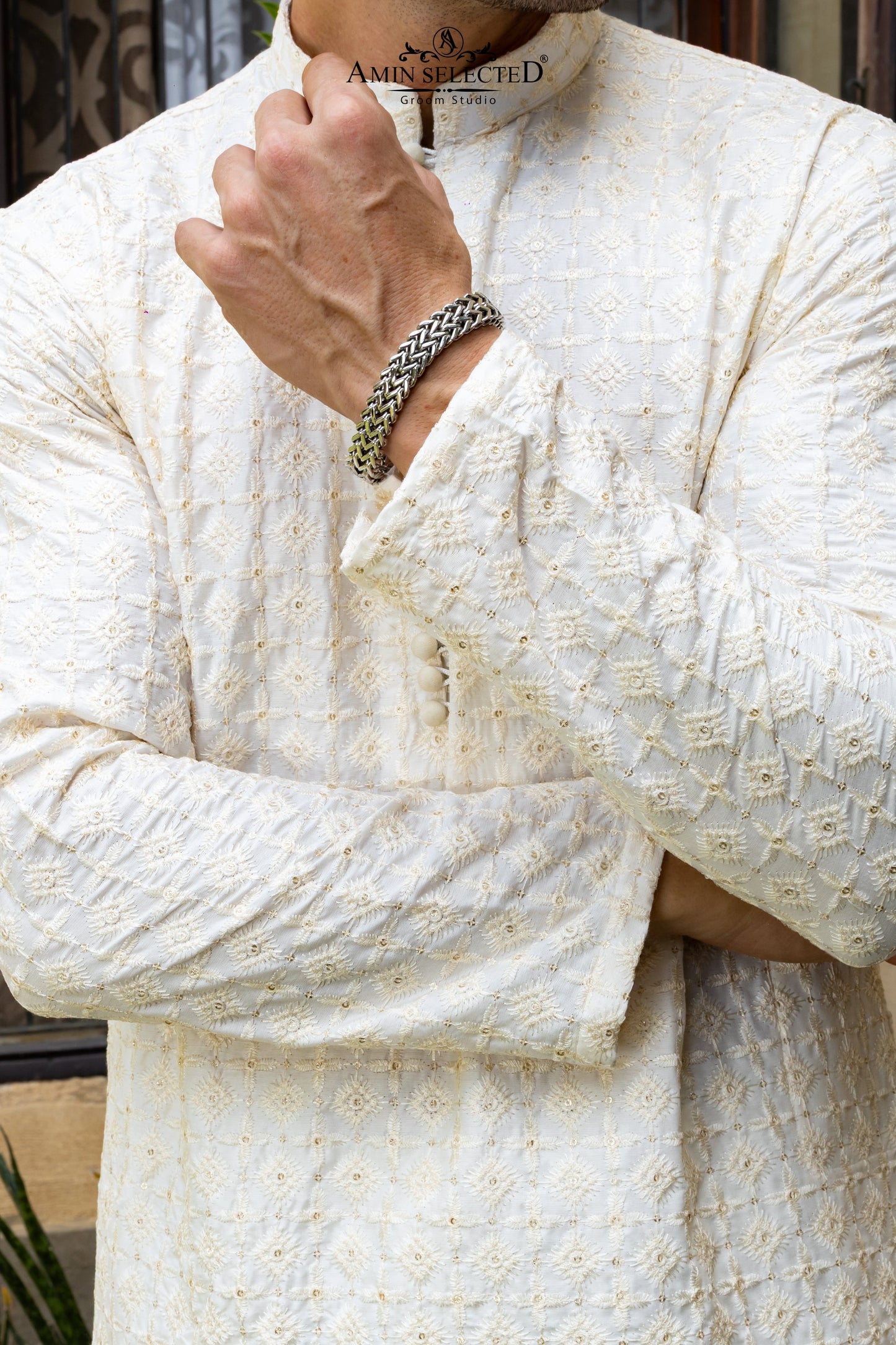AK 06 OFF-WHITE EMBROIDERED KURTA PAJAMA - Amin Selected 