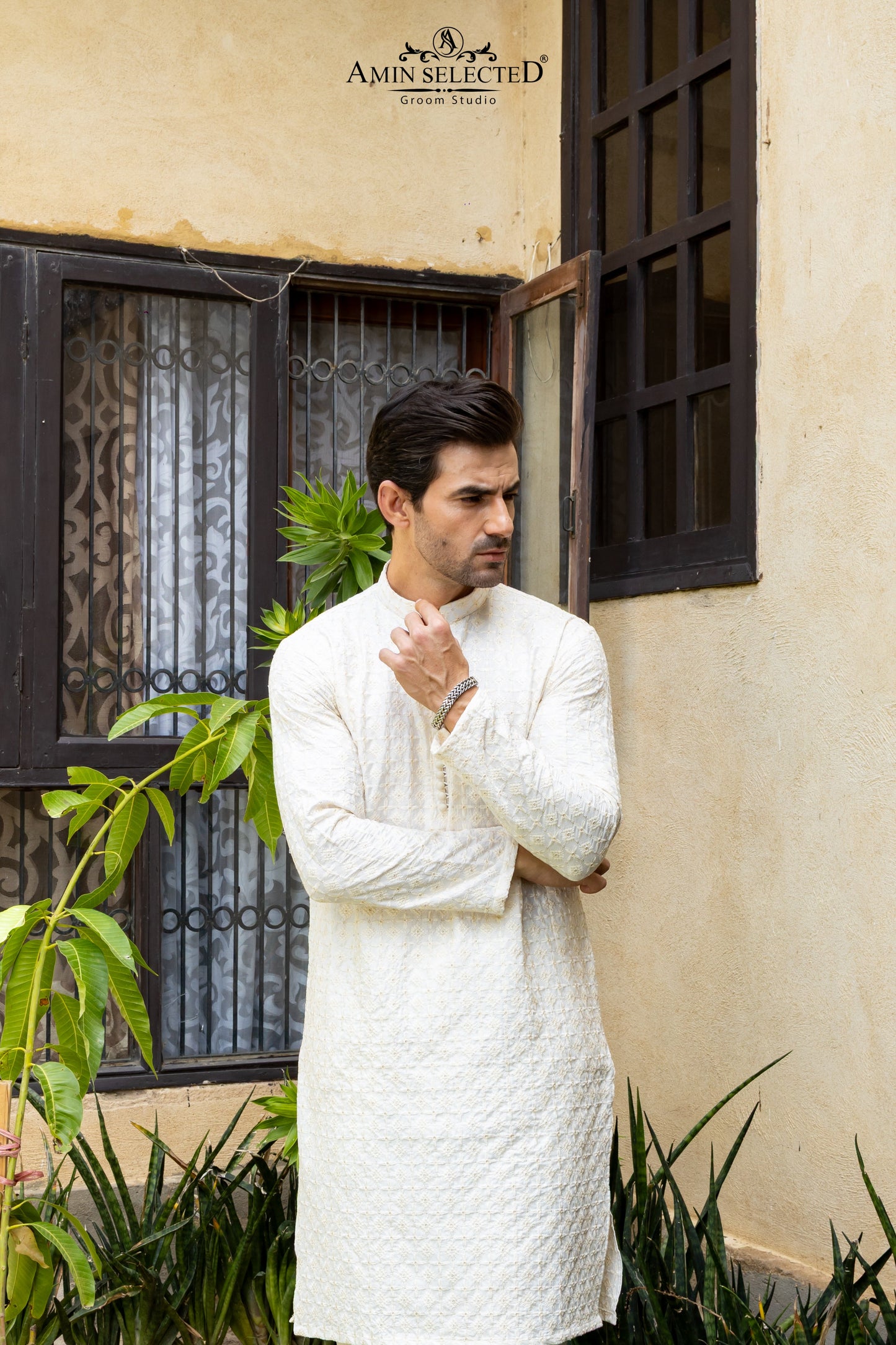 AK 06 OFF-WHITE EMBROIDERED KURTA PAJAMA - Amin Selected 