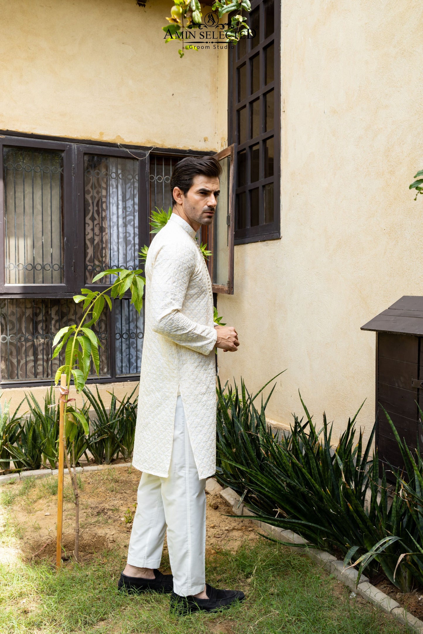 AK 06 OFF-WHITE EMBROIDERED KURTA PAJAMA - Amin Selected 